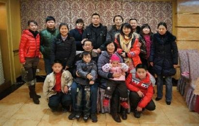 男孩车祸丧命5位同学替其尽孝16年(图)